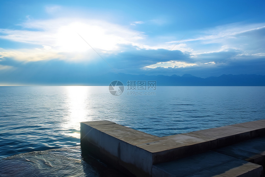 夏天蔚蓝的海水图片