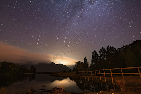 浪漫的流星雨图片