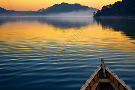 漂浮金色太阳美丽的金色水面背景