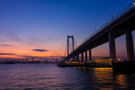 横滨海湾大桥跨海大桥的夜景背景