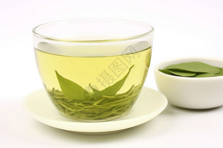 白色上一杯清澈清澈的绿茶背景