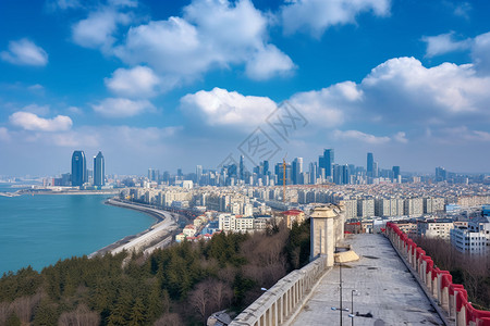 蓝天白云的海边城市背景图片