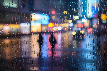 霓虹城市的雨景高清图片