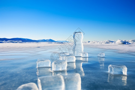 冰冻湖湖面上有很多冰块设计图片