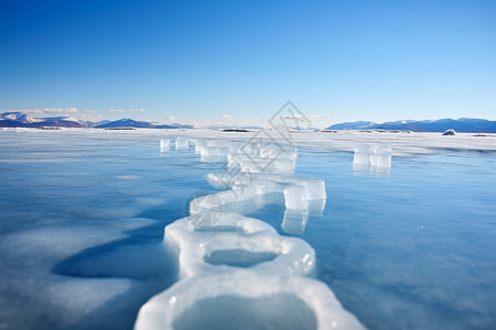 天空下的雪蓝色天空下的湖水设计图片