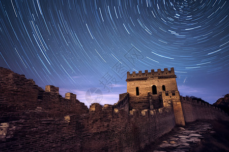 城堡城墙夜空下的建筑美景设计图片