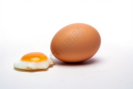 白色背景下的鸡蛋图片