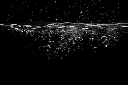 喝碳酸饮料黑色背景上漂浮的水泡设计图片