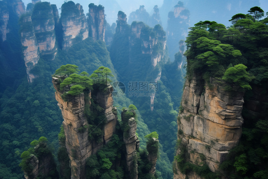 群峰奇石的自然景观图片