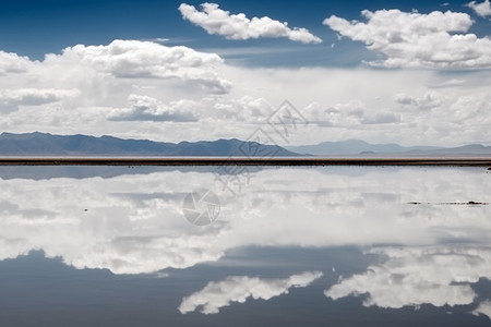 茶卡盐湖的反射的天空景观图片