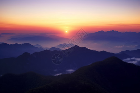 美丽的山脉的日出背景图片