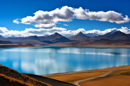 山间美丽景色美丽的湖泊设计图片