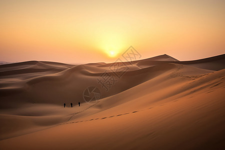 沙漠中前行的人图片