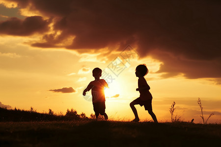 跑步的儿童日落下的跑步儿童背景