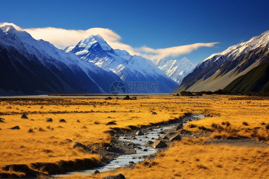 雪山下的草原河流图片