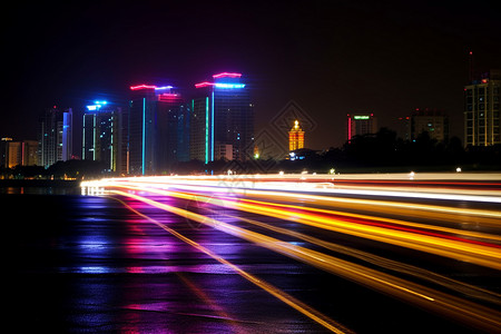 城市道路的霓虹灯图片