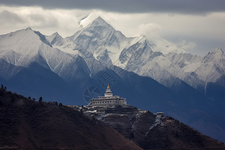 山顶的建筑物图片