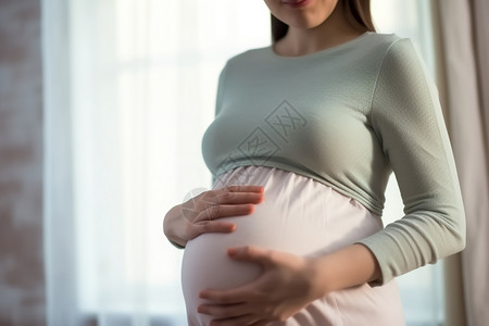 孕妇在室内抱着肚子图片