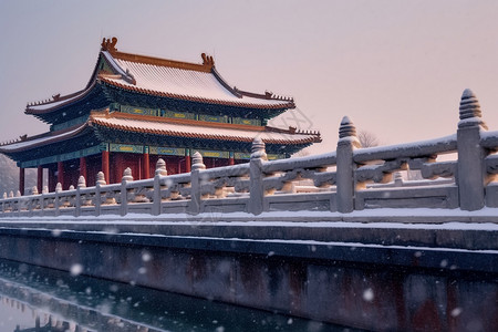 雪中的古建筑背景图片