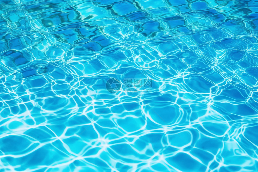 夏天泳池中清澈的水面图片