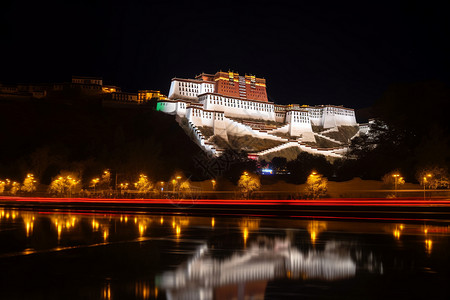 夜晚的布达拉宫图片