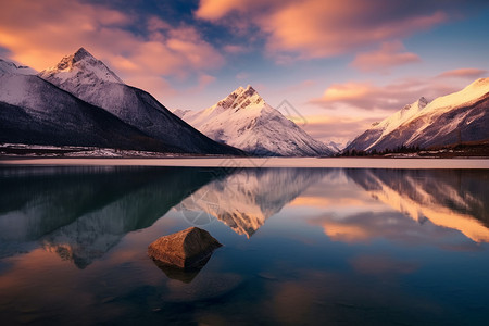 清澈的湖面反射雪山的倒影图片