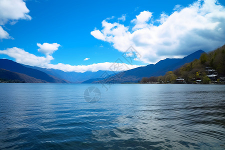 蓝蓝的天空下清澈的湖泊图片