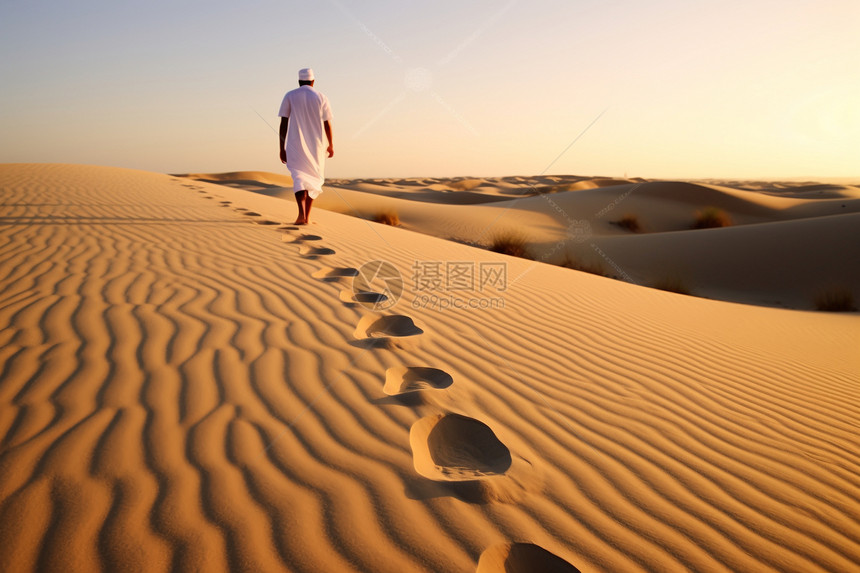 沙漠走路的男性图片