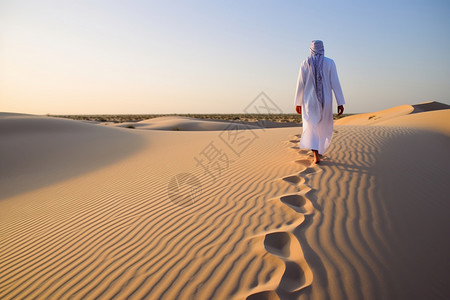 炎热沙漠中的男性图片