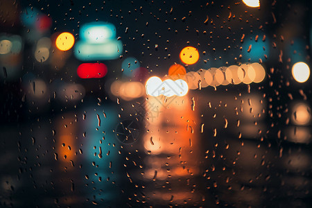 玻璃雨珠夜晚下雨的城市背景