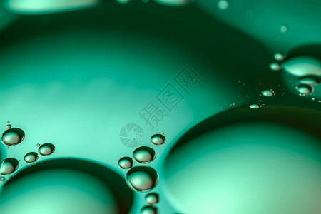 金黄色油滴水滴绿色的小水滴设计图片