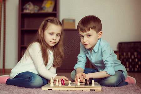 玩跳棋的兄妹图片