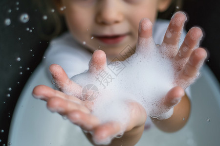清洁泡沫洗手的小孩背景