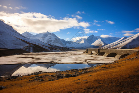 米拉山口覆盖着雪的山背景