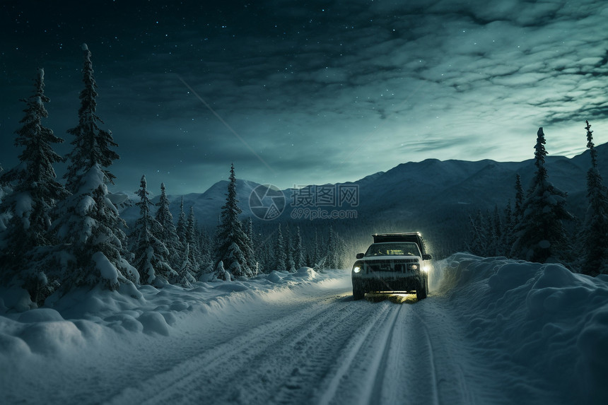 傍晚雪山中行驶的车辆图片
