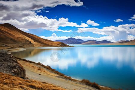春天高原湖泊的自然美景图片