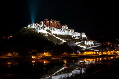 布达拉宫的夜景背景图片