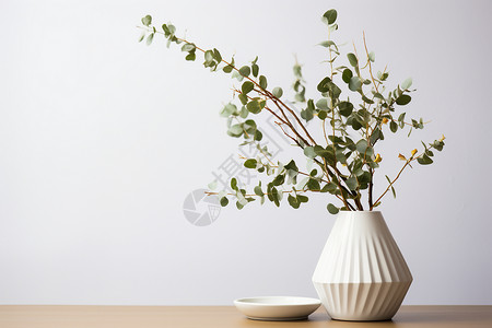 木桌上的装饰花瓶背景图片