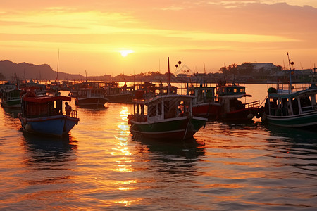 日出时分大海中的渔船图片