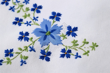亚麻织物刺绣的花朵插画