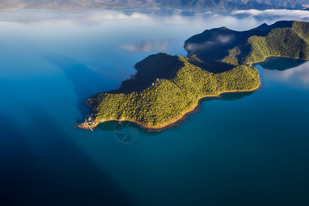 湖中间的小岛屿背景图片