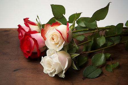 桌面上浪漫的玫瑰花背景图片