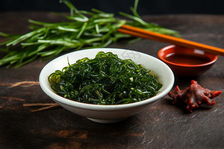 绿色瓷碗碗里的蔬菜裙带菜背景