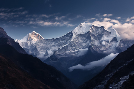 巍峨耸立的雪山背景图片