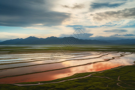 盐湖中倒映着天空景背景图片