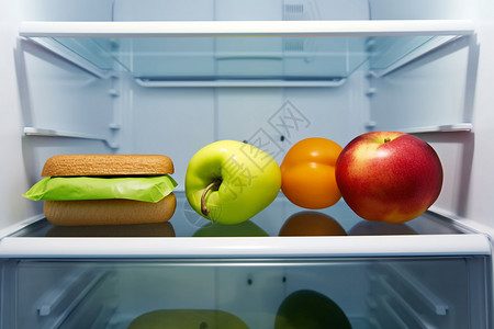家用冰箱里的水果图片