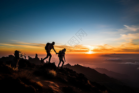 搀扶的登山者图片