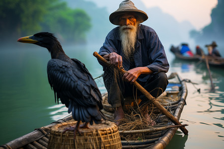 在湖面泛舟的渔夫高清图片