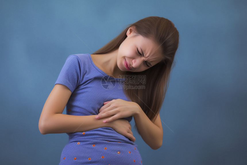 腹部疼痛的女人图片