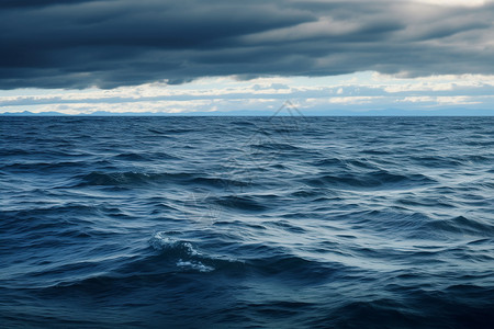 深蓝色的海背景图片